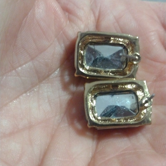 VINTAGE FAUX FACETED BLUE SAPPHIRE GOLD-TONE PRONG SET PUSH BACK .8" EARRINGS - Picture 4 of 9